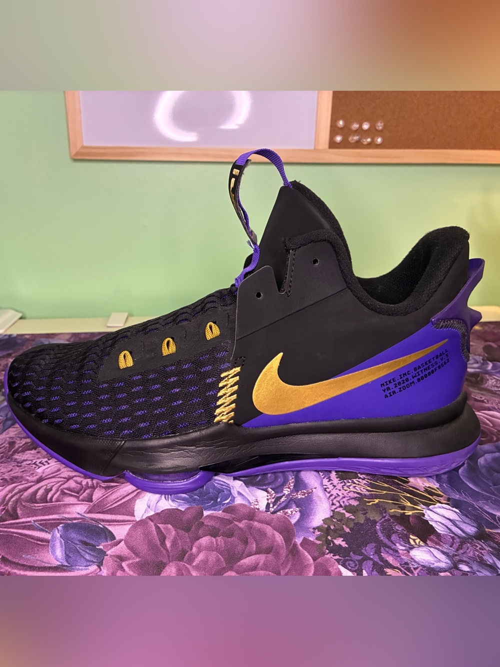Nike - LeBron Witness 5 'Fierce Purple Metallic Gold'